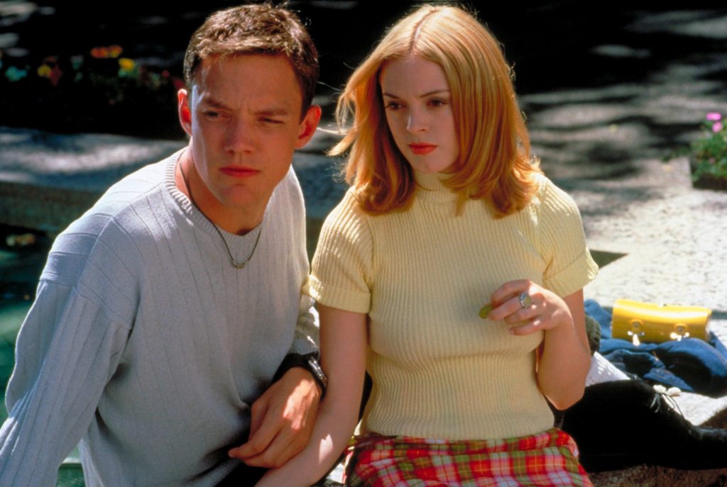 Matthew Lillard and Rose McGowan in Scream (1996)